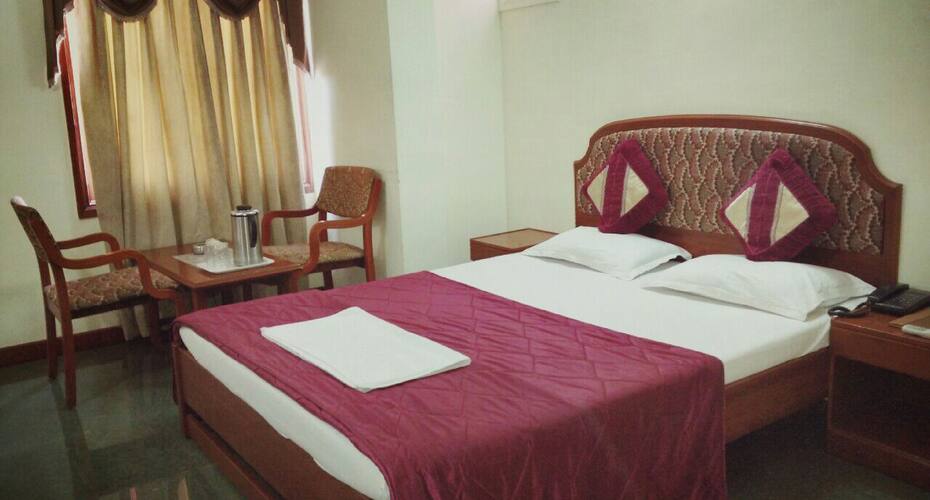Hotel Yadgar, Surat 3